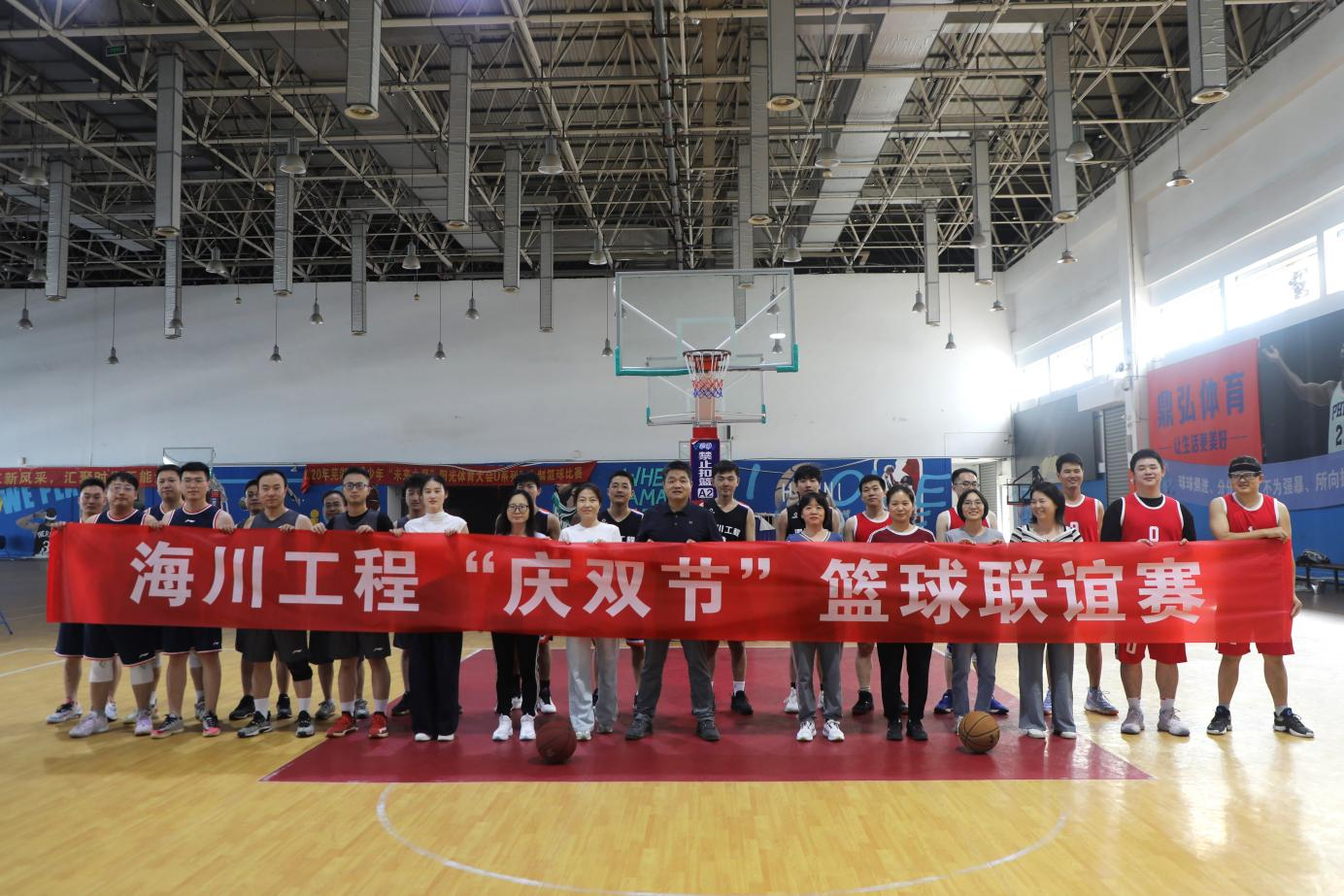 球場拼搏顯英姿 海川工程慶佳節(jié) ——海川工程“慶雙節(jié)”籃球友誼賽